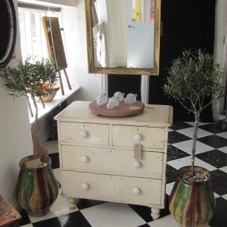 Cute chest of drawers